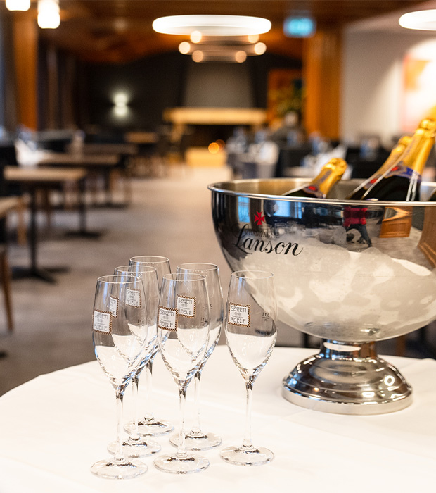 Sektkuhlerschale auf weissem Tisch mit Blick ins Restaurant